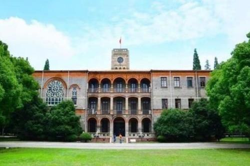 一所实力不输985大学的高校，就业前景也很好，被称为984.5大学