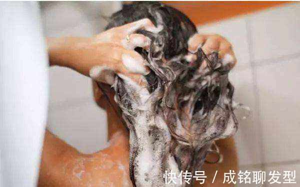 烫发 烫发后几天洗头最好?第一天洗去味,第二天洗去碱,超过三天伤发