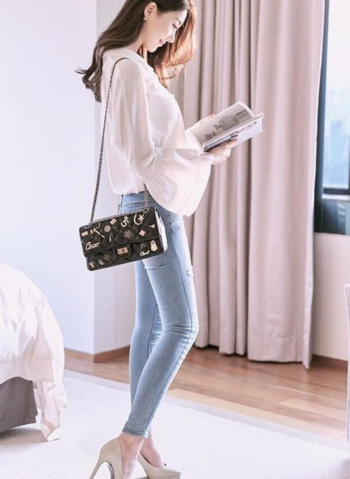 美女|女神穿搭：小姐姐爱穿洋气可爱的紧身牛仔裤，更加突显曼妙身材