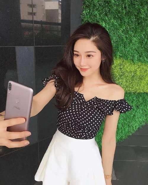 波点|女明星搭配波点短裙，娇羞柔美又不失性感，微胖身材穿出女人味