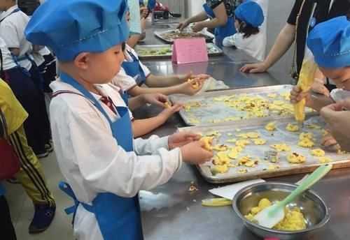 杨飞|跟自闭症孩子相处一天,还有烘焙大师教课,你会让孩子参与吗