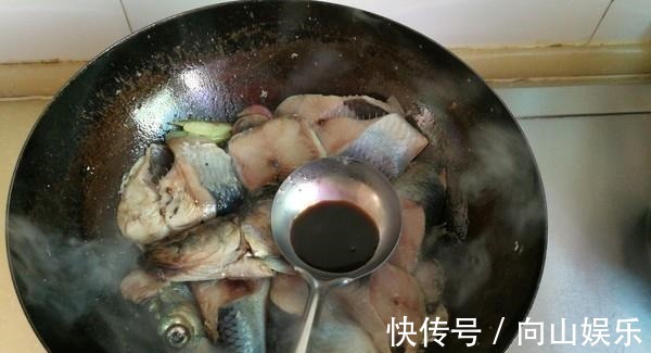 煮鱼时加上一点“它”，鱼肉不腥汤汁更香，还有很多人都不知道！