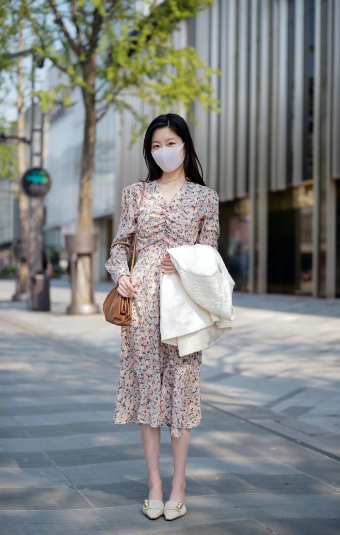穿搭|美女街拍：被“口罩”封印的颜值