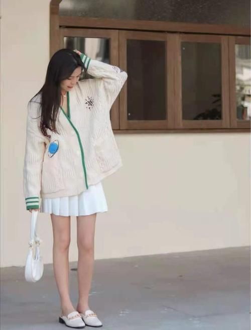 阳光明媚的穿搭，绿色的衬衫连衣裙，甜美乖巧又简约大方的感觉