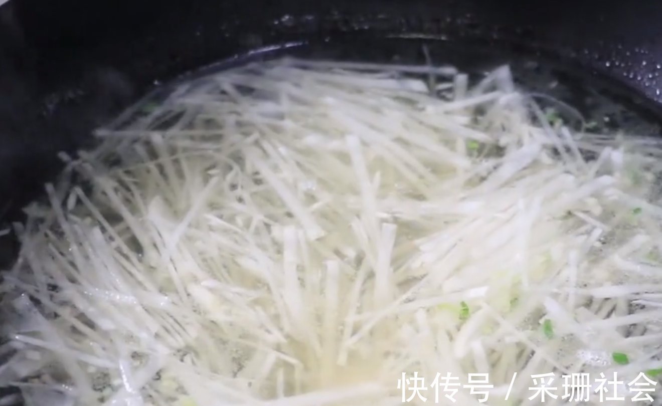 感冒咳嗽,多给家人喝这道汤,润肺止咳,增强免疫力,做法超简单