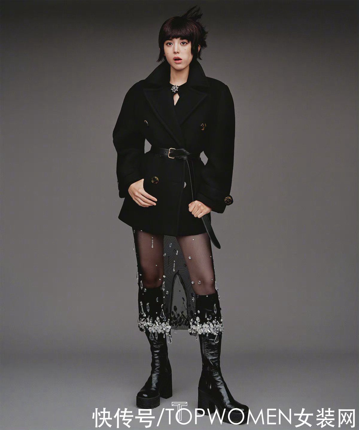 娜扎衣品太绝了！穿上个性复古的裙装搭配个性短发，自带撩人气息