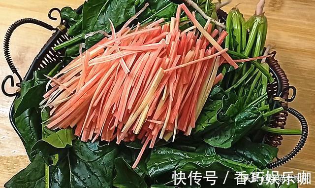 小猫|教你菠菜爽口解腻的做法,几分钟上桌,营养好吃做一大盘不够吃