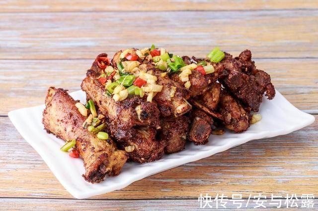 新手小白不敢做肉菜?跟大厨学道蒜香煎排骨，口感超赞零失误