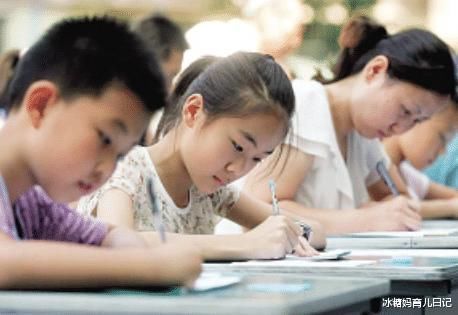 草稿纸|小学生“草稿纸”走红，考试被当成“试卷”上交，网友：完全相反