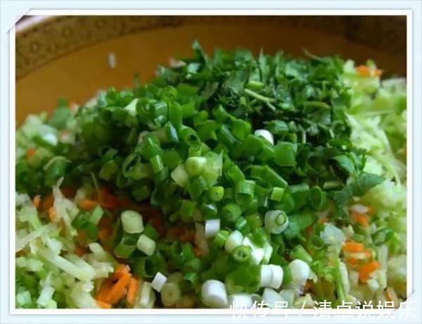 炸素丸子的做法，记住这几招，做出的丸子好吃不散，全家人都爱吃