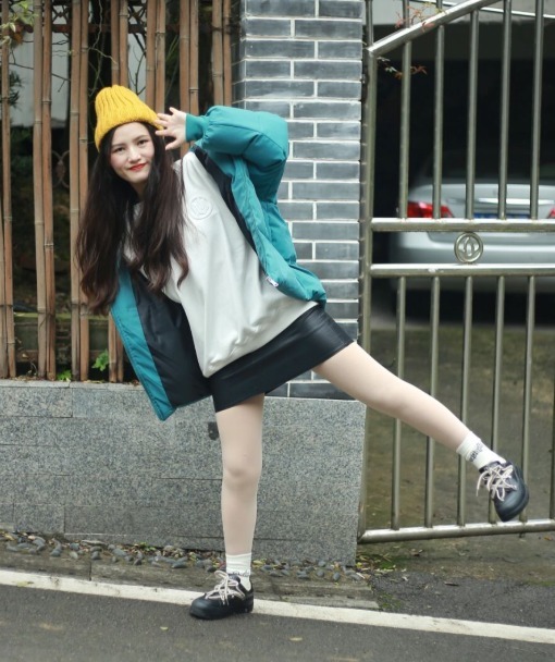 修饰 穿羽绒服不露腿?那你就大错特错了,学习这些露腿穿搭一样很美!