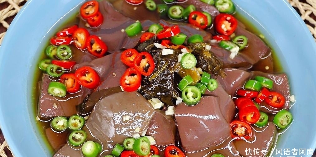 酸菜|用酸菜煮鸭血,鸭血煮的时间越长越好吃,一点不腥,鲜香嫩滑