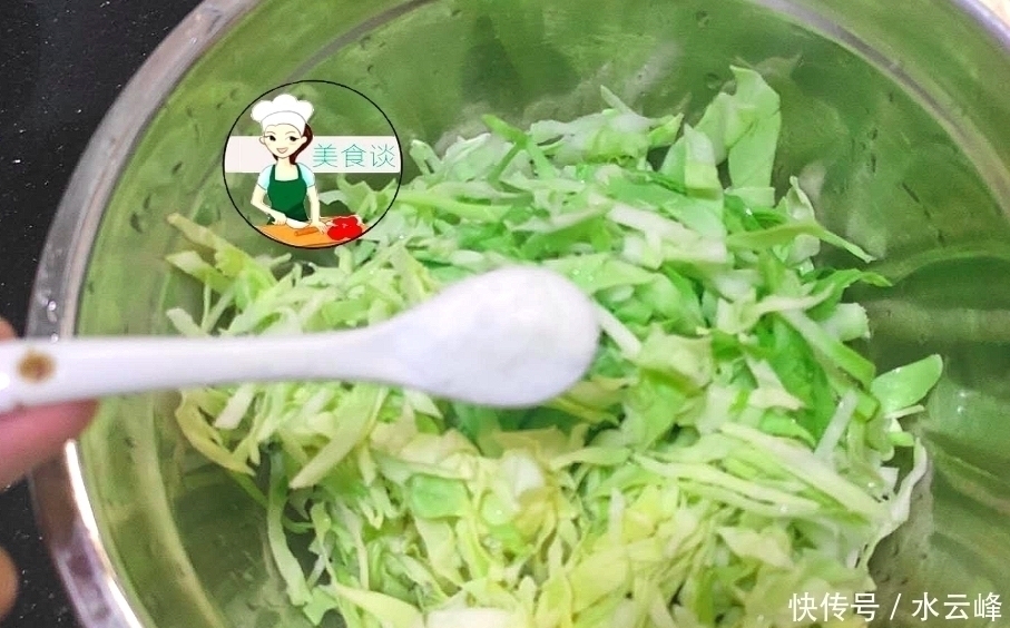 小朋友|包菜别只会清炒了，用来做早餐饼，10分钟就搞定，比包子馒头还香