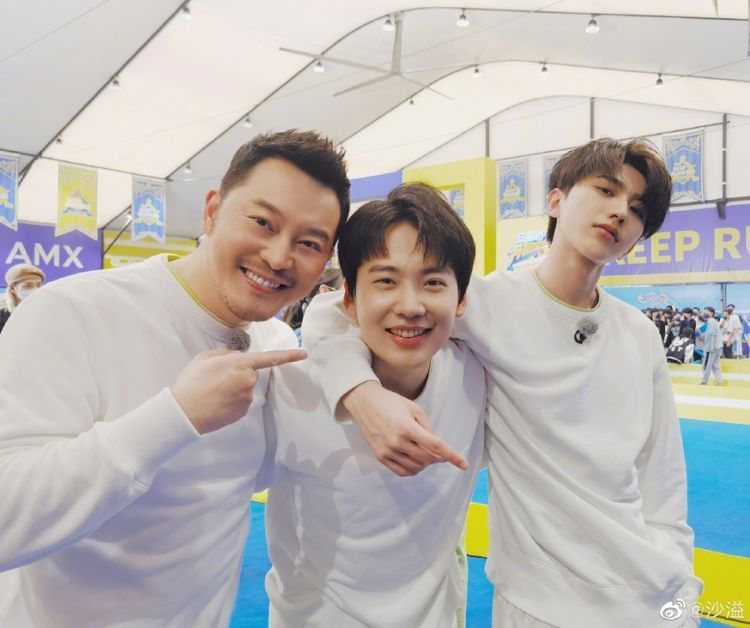 跑男鄧超打招呼,聲音一出來觀眾淚目,baby黃曉明暗暗發(fā)糖破防了