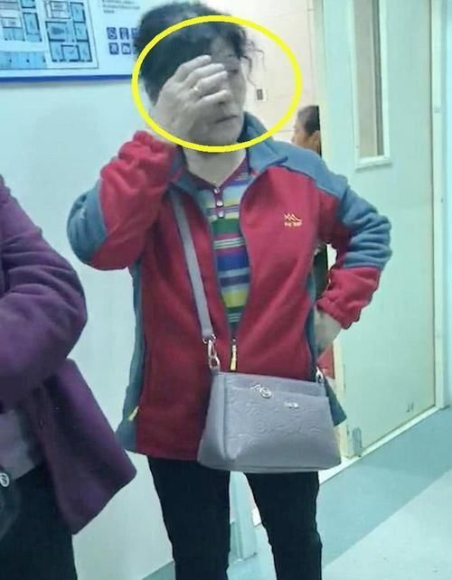 分娩|孕妈分娩,产房外亲妈和婆婆的表情一目了然,网友:亲妈才是真爱