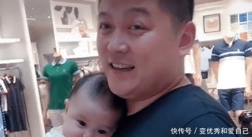 爸爸|奶爸“小鸟依人”式抱娃：这是最豪华温暖的“移动软卧”了！