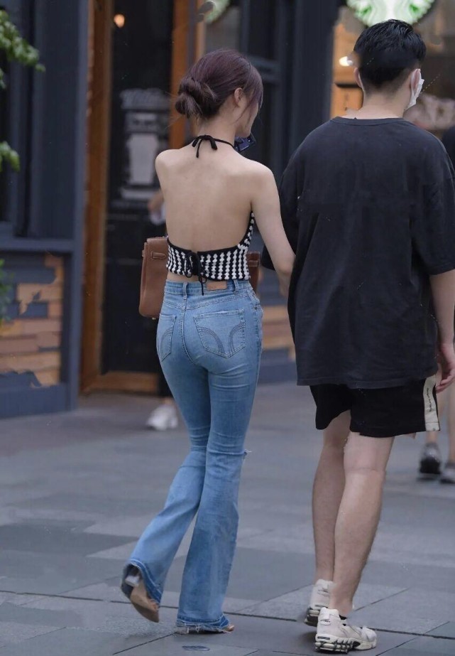 风靡一时的牛仔裤,如今却成了“烂大街”,依旧难掩修身与显瘦!