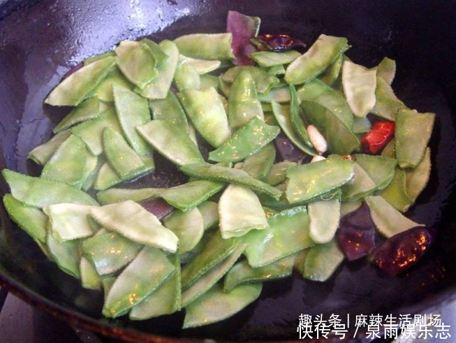 把扁豆放|我家一年吃几十斤,清脆鲜嫩,赶走湿气,家人常吃脾胃好