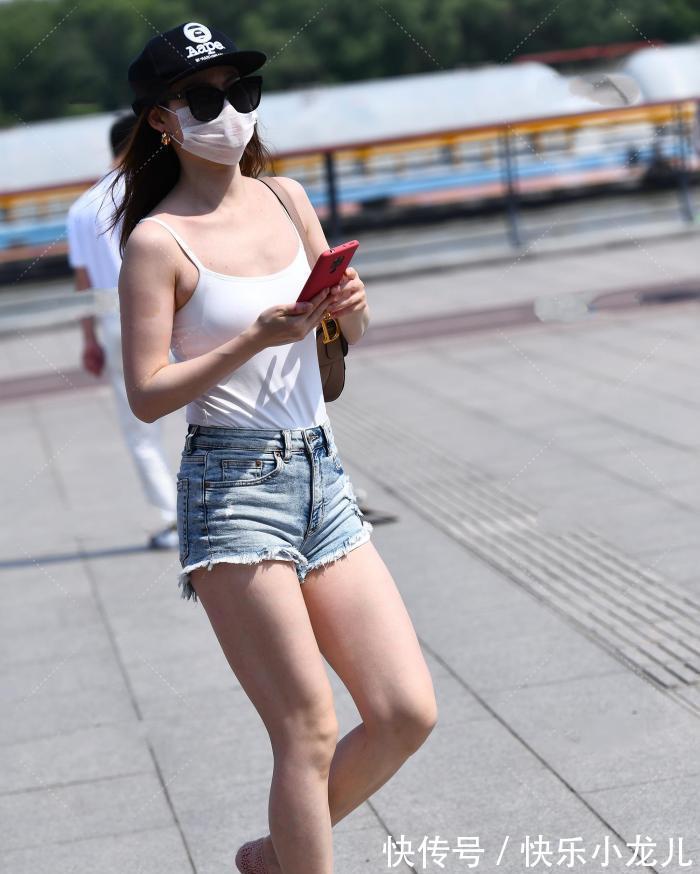 项链 白色吊带搭配牛仔短裤，简洁休闲，极具时尚气息