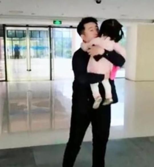 拼搏|父女俩1个月没见,妈妈带女儿接爸爸下班,父女俩的反应太暖心!