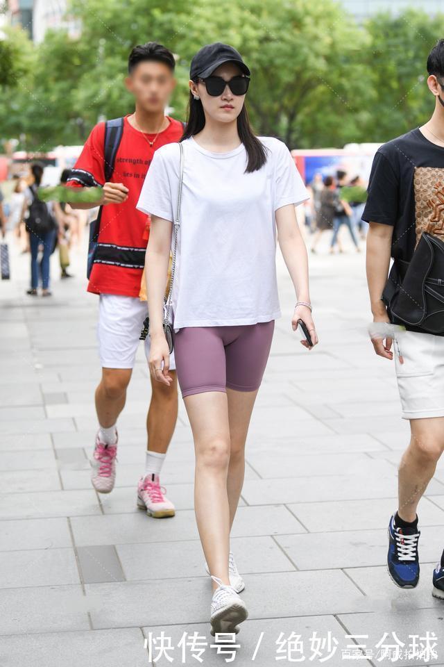 修身|纯白T恤简单百搭,紫色运动短裤修身时尚,减龄又洋气