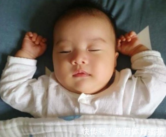 睡着|为什么宝宝睡着后坚持“投降”的动作?新手爸妈得知原因被暖到了