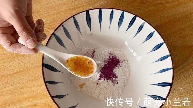 3勺粘米粉1勺糯米粉,搅一搅蒸一蒸,软糯香甜,好吃到停不下来