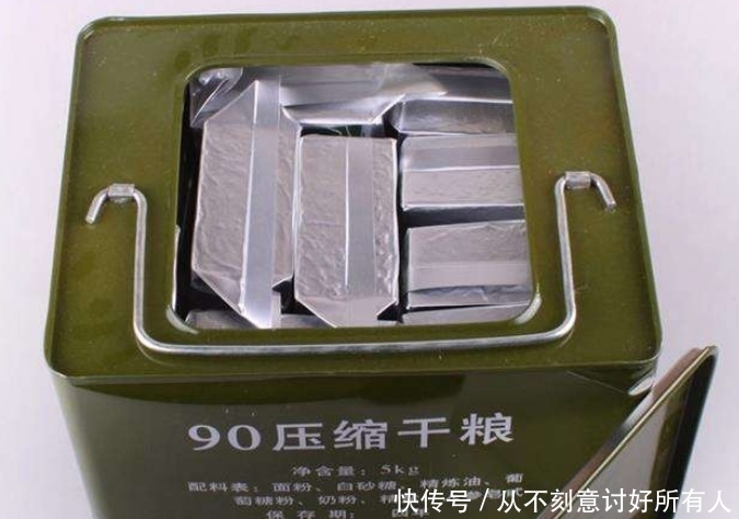 军用饼干真能48小时不挨饿?当沸水煮开之后,网友:能饿才怪!