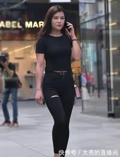 女人味 黑色T恤搭配黑色牛仔裤,时髦大气显身材很有女人味