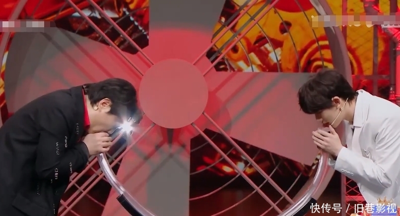 沈腾玩游戏被狂滋水,汪峰沈涛当场大笑,关晓彤的举动却好暖