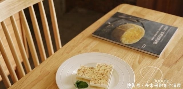 用牛奶搭配做个甜品,味道香营养好,老公孩子抢着吃