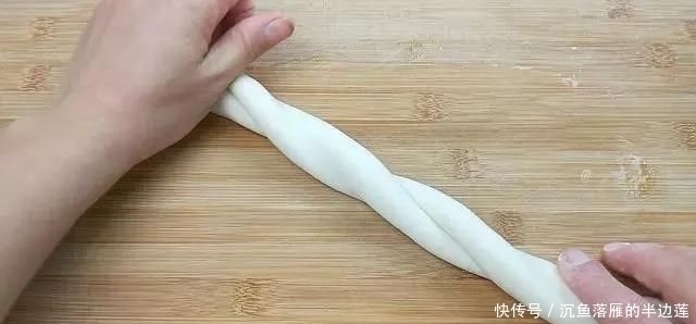 这个“饼”3天不吃就想的慌，金黄酥脆，又香又解馋，做法超简单