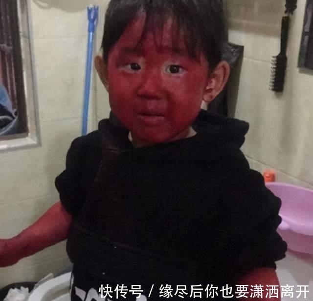 让孩子|“崩溃妈妈”坐地抱头痛哭,昂贵口红被熊孩子破坏:真是亲生的