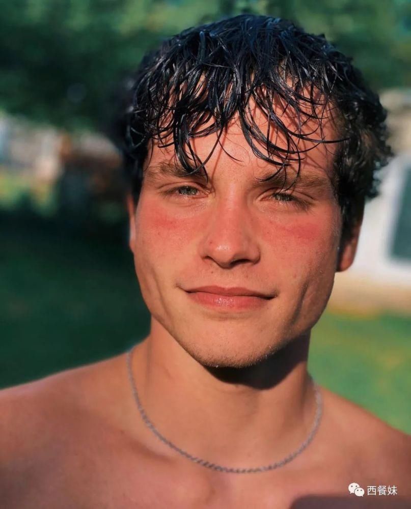 同性恋男生因涂指甲油被休学 引网友不满!25万在线请愿!