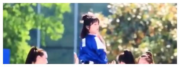 baby夏日双马尾造型用头发编出爱心，墨镜一带像成人版lucky，童趣满满