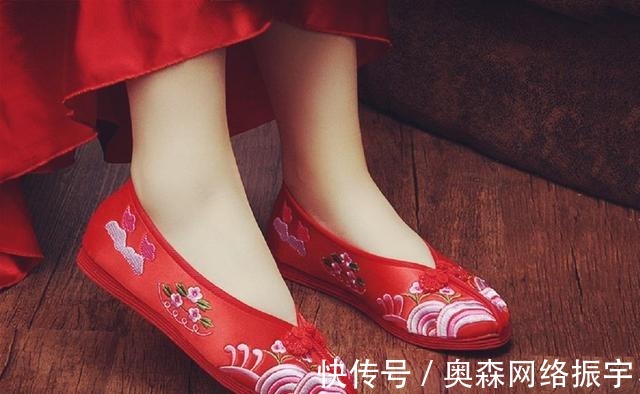 三寸金莲|16世纪发生过什么,三寸金莲的缠足与丰乳肥臀的束腰同时兴起