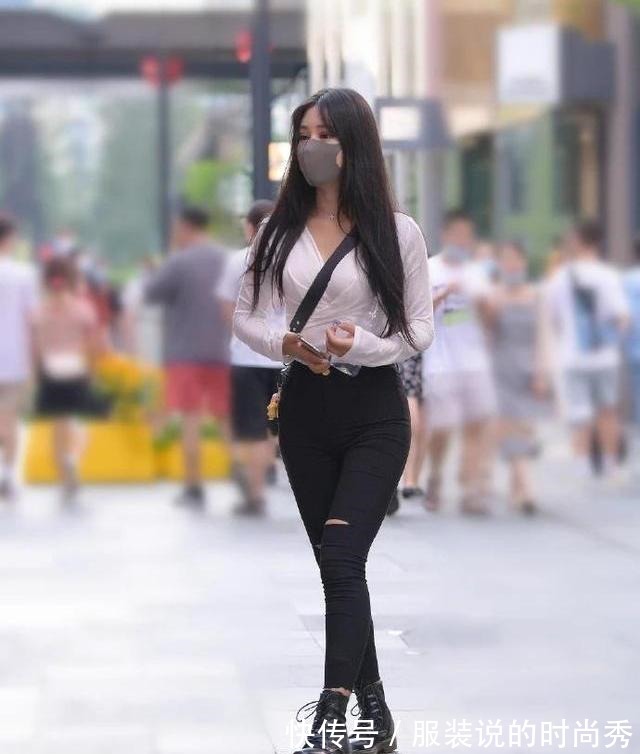 紧身裤 白长袖配黑牛仔裤，长头发飘逸身材好，时尚造型尽显简约靓丽！