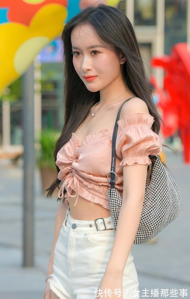 时髦 穿白色牛仔短裤,搭配粉色上衣,运用两个技巧时髦又减龄!