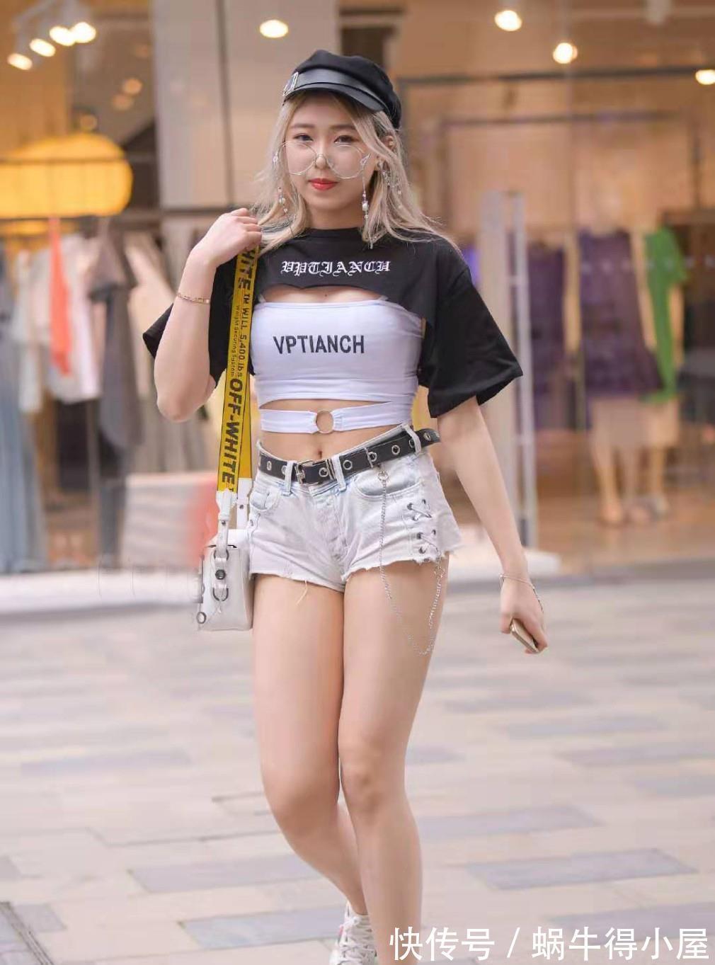 t恤|一条独特的t恤搭配牛仔裤,营造出青春气息