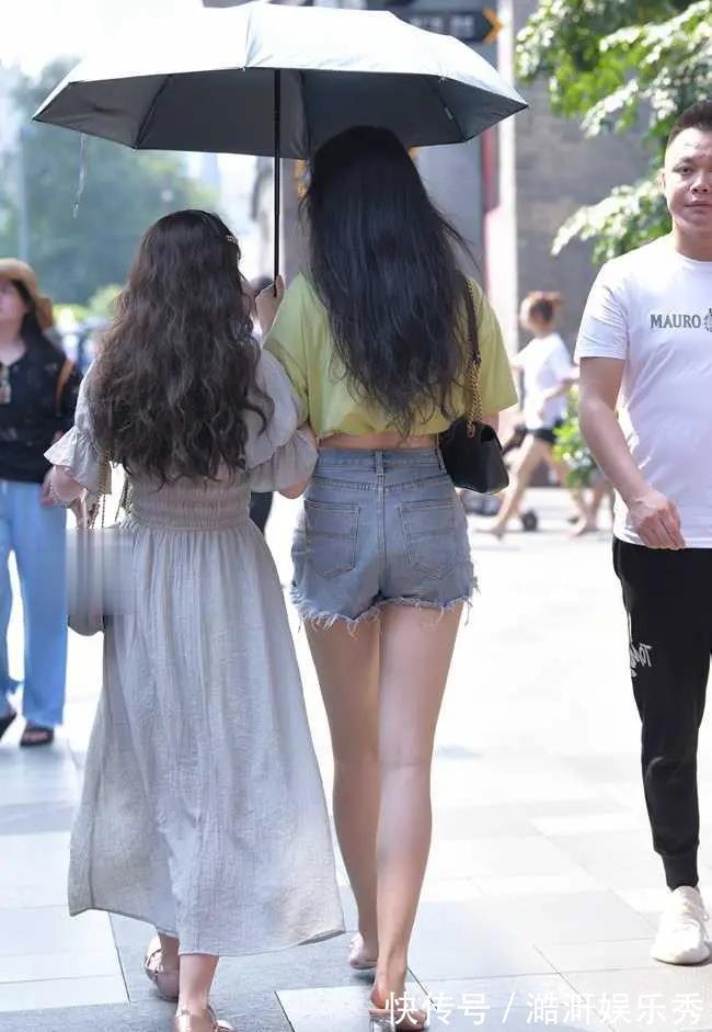 上衣 气质型美女怎么穿衣服才好看?浅绿色上衣搭配牛仔短裤,清纯靓丽