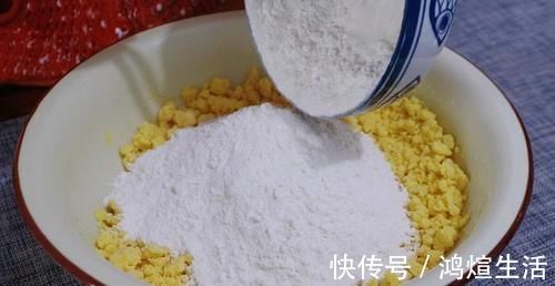 玉米面|玉米面倒进滚烫的牛奶里,一周吃7次孩子还嫌少,又软又香真解馋