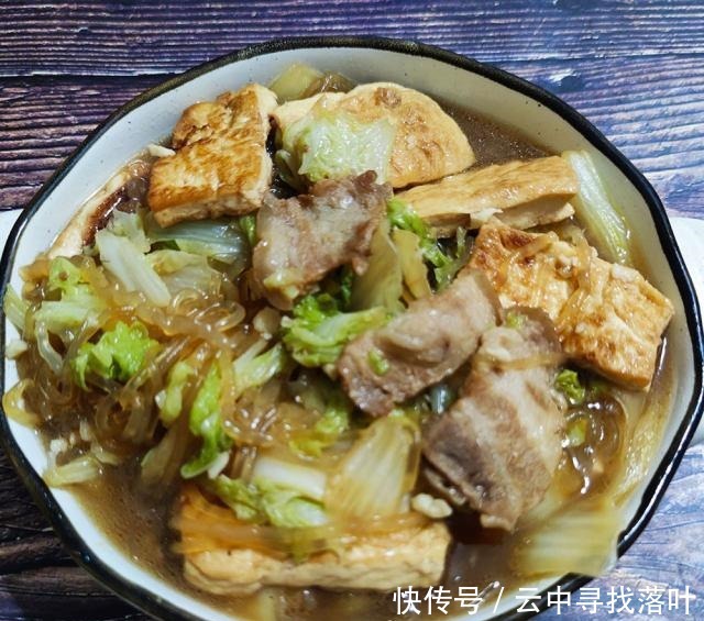  家常|猪肉白菜炖粉条，冬季家常炖菜，全家都爱吃