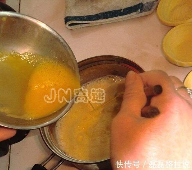 草莓蛋挞,很香很嫩的蛋挞,搭配一带草莓口感更清新