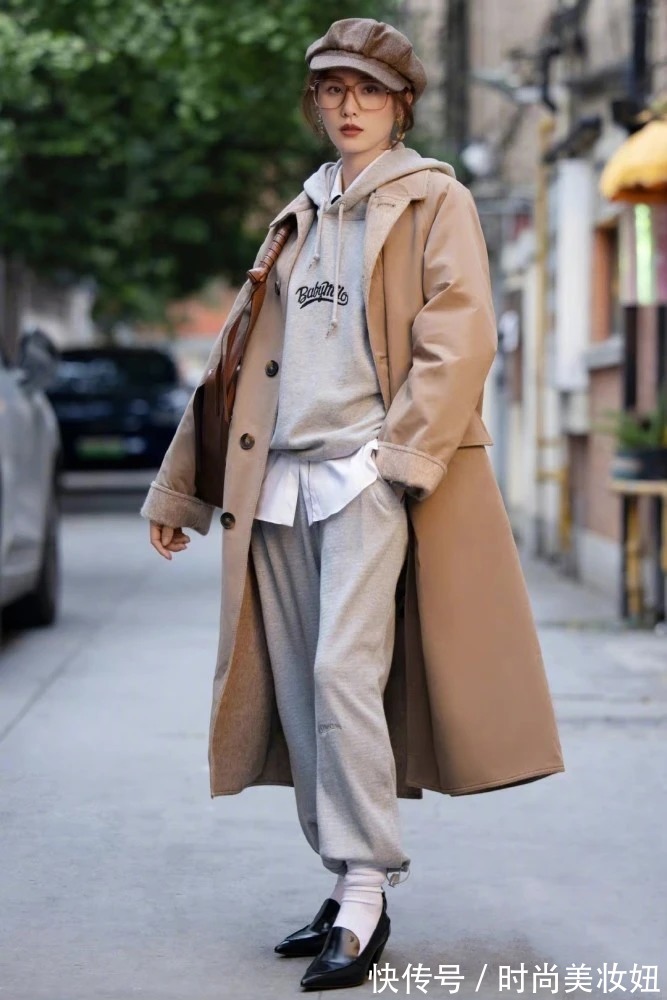 舒适感|何超莲真没“豪门千金”架子,穿紫色运动装走机场,气质仍出众