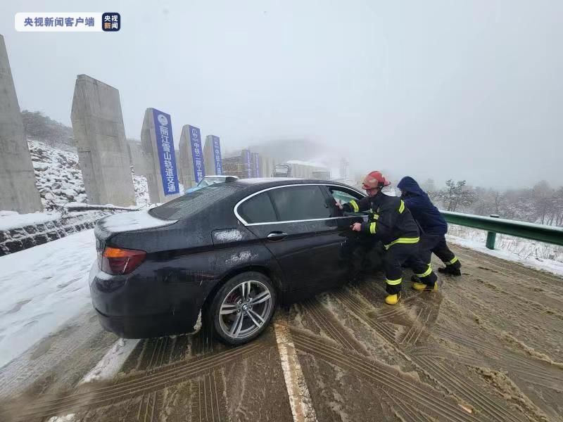 丽江|云南丽江多地突降大雪致车辆被困 消防紧急救援