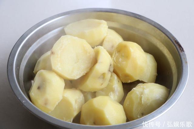 香软的土豆馍馍饼做法,土豆加面粉煎一煎切一切,老少皆宜
