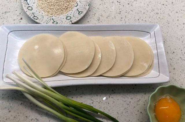 饺子皮这样做，比薯片好吃，嘎嘣脆，做一盘端上桌就被抢光