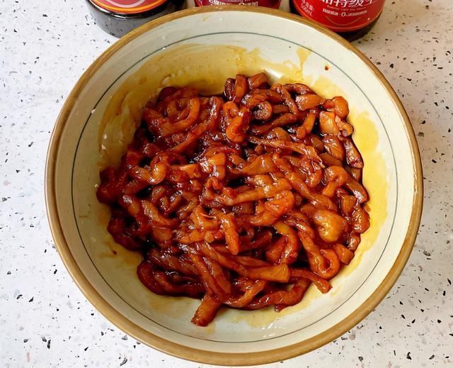 炒肉时加淀粉是大错!换成这2样,牢记3技巧,嫩滑入味,不粘锅