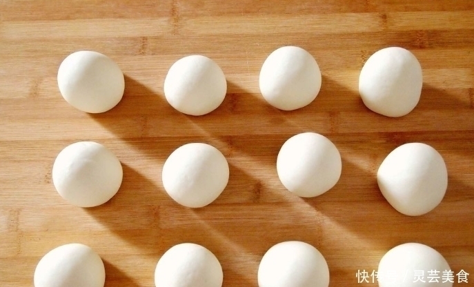 酵母粉|馒头店老板:发面别用酵母白糖,多加一样东西,10分钟发一大盆!