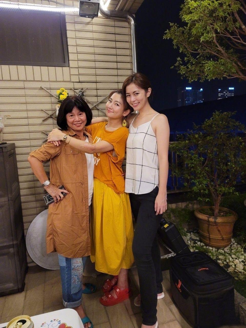 依然|任家萱爬山晒素颜，脸上疤痕明显，但面对镜头依然自信